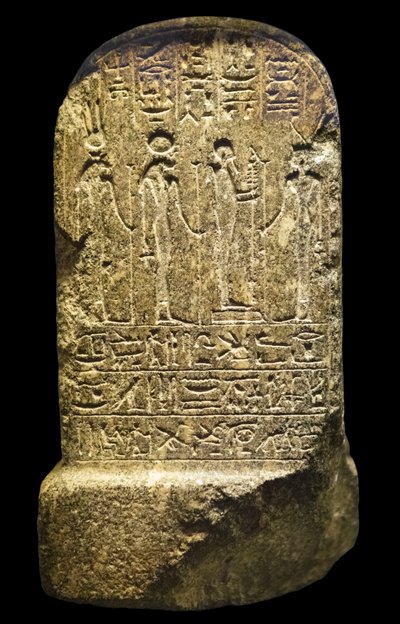 エジプトの古代遺物：膝をついたパサーの断片的なステレフ像、ニューエンパイア 作： William M. Timlin