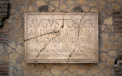 大理石に書かれた碑文、アウグスタレス大学、ヘルクラネウム遺跡（ユネスコ世界遺産 作： Benjamin Baud