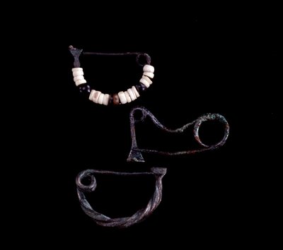 エトルリア美術：Poggio Selciatello、Pian della Regina、Tarquiniaによる墓59からの3種類のブロンズ繊維-紀元前9世紀-薄暗い3,8 cm 3,3cmおよび3.5cm- 作： Unbekannt