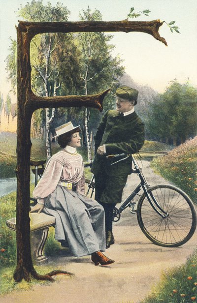 F：サイクリストに扮して自転車に寄りかかっている男性が、ベンチに座っている女性と話している。カントリーデコレーション - アルファベット文字 Ref Th. E., L. Theochrom - Serie 994.テオドール・アイスマン（ライプツィヒの出版社 作： Unbekannt