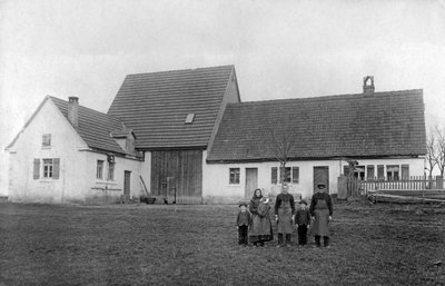 農場の前でポーズをとる農民の家族。 作： Unbekannt