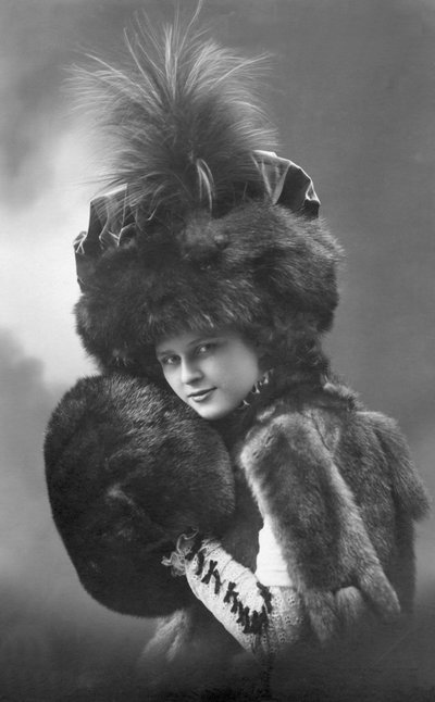 ファッション：毛皮を着た若い女性（コート、羽根帽子、袖）。Annees 1920-1930 歴史的ファッション写真、女性モデル 作： Unbekannter Künstler
