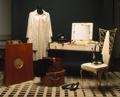 1920年代のファッションと家具（Annees folles）。英語ラジオ マーフィー146、バスルーム家具 エベネ・マカッサル（マカッサル）とドミニク・パーチメント、白革シートとビートアイアン、テーブル電話 モノホン・エレクトリック社 アメリカ。 作： Unbekannt