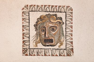 ディオニュソスのマスクを描いた紀元前 1 世紀の床のモザイク、ローマのルフィネラ通り近くのローマの別荘、ローマ国立博物館 (museo nazionale romano)、ローマ、イタリア 作： Unbekannter Künstler