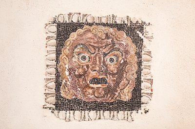 ディオニュソスのマスクを描いた紀元前 1 世紀の床のモザイク、ローマのルフィネラ通り近くのローマの別荘、ローマ国立博物館 (museo nazionale romano)、ローマ、イタリア 作： Unbekannter Künstler