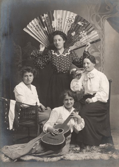 ホルン、ギター、ファンを持つ 4 人の女性、フランス、1920 年頃（白黒写真） 作： Unbekannter Künstler