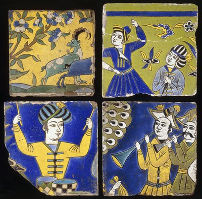 2つのアイベックスを描いた4つのSaffavidcuerda secaタイル、およびミュージシャンとダンサーの姿c。 1600 作： Unbekannt