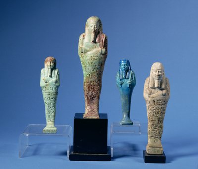 緑または青の釉薬で作られたシャブティ像4体（3体には横方向にヒエログリフが刻まれている）、エジプト、紀元前7世紀から3世紀のもの 作： Unbekannt