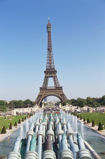 フランス、パリ、トロカデロから見たエッフェル塔は、橋や噴水などのパリの街並みを取り囲むようにそびえ立っています。 作： Unbekannt