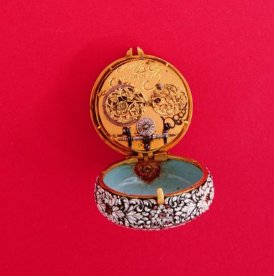 フランスの懐中時計、ゴールドのケースに白い花と葉のレリーフと黒のマーキングが施されている、Goullons作、1650年頃（内側のプレートが見える、66857も参照）。 作： Unbekannt