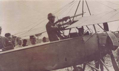 航空機の機関銃を囲むフランス兵 - 1915年 作： Unbekannt