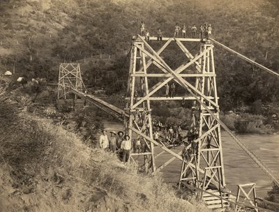 Fresno, California: 1890 C.C. Curtisによるこの写真は、ハイラム・T・スミスとオースティン・D・ムーアが、彼らの会社であるKings River Lumberのためにシエラ山脈から木材を輸送するために建設した水路の一部であるKings Riverに架かるスミス・アンド・ムーア橋である。 作： Unbekannt
