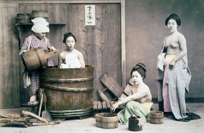 芸者の水浴び、1880 年代（手描きの写真） 作： Unbekannter Künstler