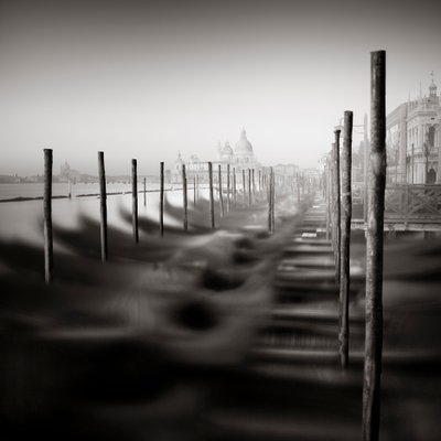 ゴンドラ - スタディ 8 ヴェネツィア、イタリア、2013 年 (白黒写真) 作： Leopold Blonder