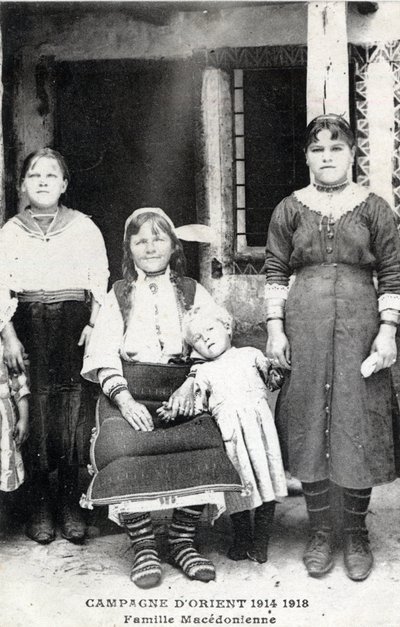 ギリシャ、マケドニア：マケドニア人家族の肖像 - ポストカード 1914-1918 作： William M. Timlin
