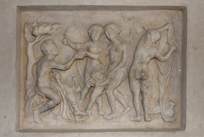 ギリシャ神話「パリスの審判」。羊飼いのパリスは、アフロディーテ（ヴィーナス）、キューピッド、ヘラ（ジュノン）、アテナ（ミネルバ）を従えた3人の女神の中から最も美しい者を選ばなければならない。彼はアフロディーテを選び、黄金のリンゴを差し出します。レリーフ 作： Unbekannt