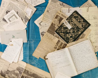 通信、新聞の切り抜き、青写真、特許、講義資料、炉モデルを含むアーカイブ資料のグループ。 作： Unbekannt