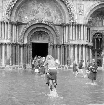 ベネチアの高潮（acqua alta or floods）、サンマルコ広場 作： Unbekannt