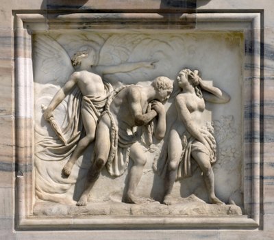 カルロ・マリア・ジュディチによるアダムとイヴを描いた高浮き彫り「Chasse du Paradise」。1791.イタリア・ミラノの大聖堂（ドーム・デュオモ 作： Unbekannt