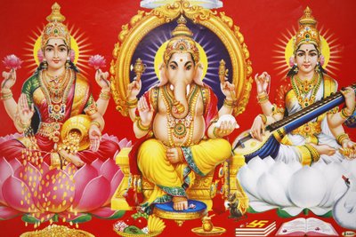 ヒンズー教の女神ラクシュミー、ガネーシュ神、サラスワティ女神（左から右へ）、（インド 作： Unbekannt
