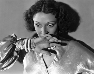 Hollywood, California: c.1932 怯えて口を覆う若い女性のクローズアップ。(白黒写真) 作： Unbekannt