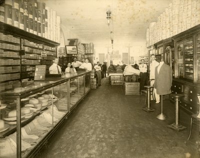 304-6 12th Avenue (Flagler Street)のJohn Sewell & Co.Shoe Storeの内部。12番街（フラグラー・ストリート）304-6番地の靴屋の内部、1910年頃（モノクロ写真 作： Unbekannt