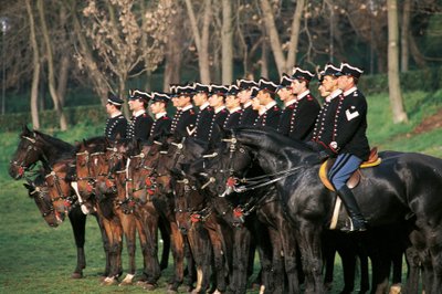 イタリア、列をなして立つ馬上のCuirassiers Squadron 作： William M. Timlin