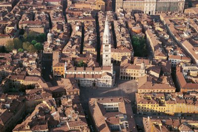 イタリア、エミリア・ロマーニャ州、モデナ、大聖堂のある街の航空写真 作： Benjamin Baud