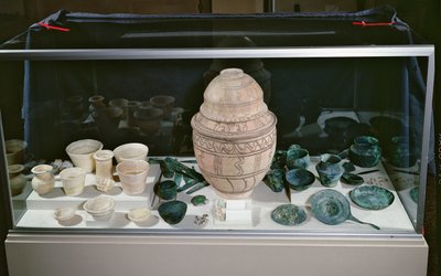紀元前2500～2400年頃の「財宝の入った壺」（テラコッタ、アラバスタ、オマーンの銅、石材 作： Unbekannt