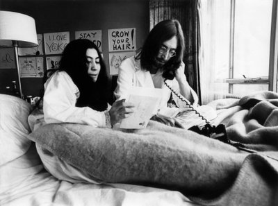 1969年3月25日、アムステルダムのヒルトン・ホテルでのジョン・レノンとオノ・ヨーコ（モノクロ写真 作： Unbekannt