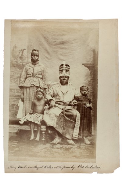 王族のローブを着たデューク王と家族、ナイジェリア、オールドカラバル、1890年頃（アルビネン・プリント 作： Unbekannt