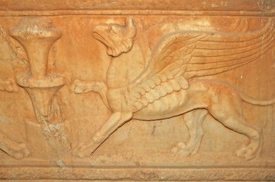 リビア、アッティカのサルコファガスに描かれた神話上の獣の彫刻（紀元2世紀 作： Unbekannt