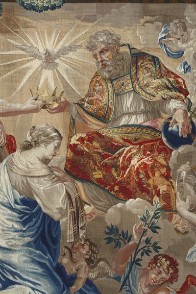 聖母の生涯"Coronation of the Virgin" 聖母の上に神と聖霊（ホーリー・スピリット）の鳩が描かれたディテール - シャルル・ポアソン（1609-1667）のデッサンからピエール・ダムールの工房で作られたウールとシルクのタペストリー。 作： Unbekannt
