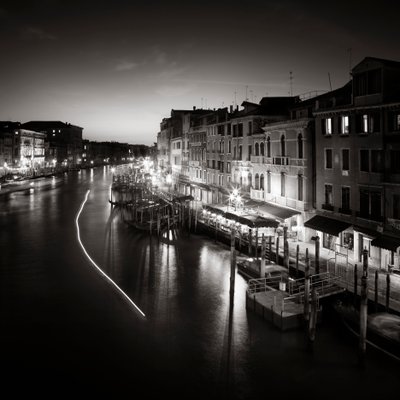 ライト トラフィック、ベニス、イタリア、2013 年 (b/w 写真) 作： Leopold Blonder