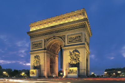 アーチのローアングル写真（凱旋門、パリ、フランス 作： Benjamin Baud