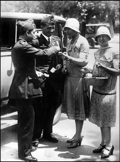 マドリード（スペイン）1929年6月。南米への旅から帰ってきたスペイン人パイロットのヒメネスとイグレシアスの二人は（4月初旬にセビリアとブラジルの間で大西洋を横断した）、困窮者のために花のヴィネットを購入する Madrid 作： Unbekannt