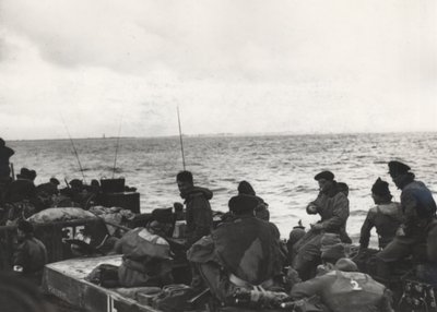 オランダ・ワルヘレン上陸作戦でウェストカペレに接近するLCT（上陸用舟艇）532に乗る41（RM）コマンドーの海兵隊員たち 作： Unbekannt