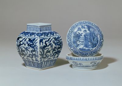 明青と白の四角い手すり子の壺と円形の箱、チアチン時代（1522-66） 作： Unbekannt
