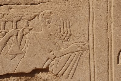 エジプト、ルクソールのカルナックにある複数のヘッド（写真 作： Unbekannt