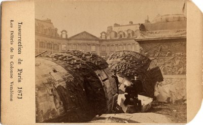 パリのコミューン（1871年）：パリのヴァンドーム広場の倒れた円柱の破片の近くでポーズをとる2人のコミューン。匿名の写真撮影。ディム。10,5x6,4 cm 作： Unbekannt