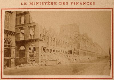 パリの自治体（1871年）：1871年5月、パリの廃墟となった大蔵省の風景。ピエール・ペペティの写真。厚紙にプリント、Dim.9x5,4 cm 作： Unbekannt