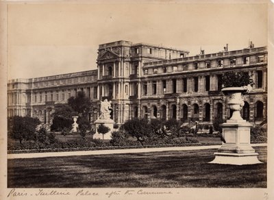 パリの自治体（1871年）：1871年5月頃のパリのチュイルリー宮殿の風景。匿名の写真撮影。厚紙にプリント、Dim.29x20 cm 作： Unbekannt
