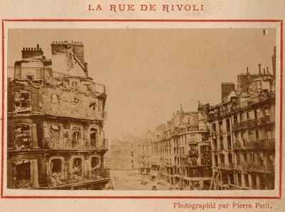 パリの自治体（1871年）：1871年5月、パリのリヴォリ通りにある火事場の建物の様子。Pierre Pepetitの写真。厚紙にプリント、Dim.9x5,4 cm 作： Unbekannt