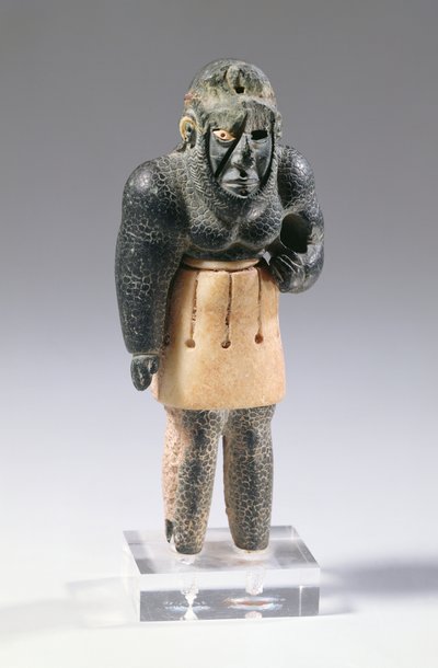 紀元前2200年頃の山の神話上の天才（石灰岩と緑泥石、隕鉄の髪飾り 作： Unbekannt