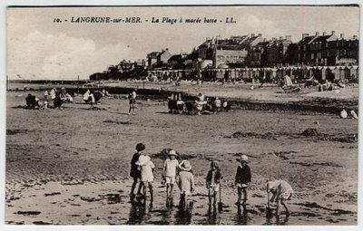 ノルマンディー、カルヴァドス（14）、ラングーン・シュル・メール（Langrune-sur-Mer）：マリーエの浜辺で遊ぶ子供たちのグループ 低い ポストカード 19世紀後半～20世紀初頭 作： William M. Timlin
