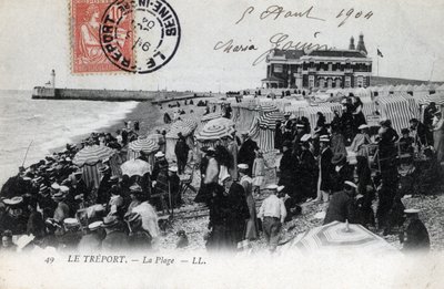 ノルマンディー、セーヌ・マリタイム（76）、トレポート：ビーチに集まるバカンス客と背景のカジノ - 1904年のポストカード 作： William M. Timlin