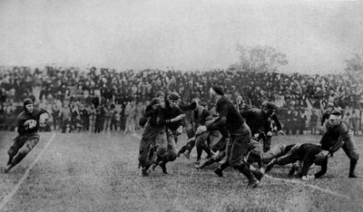 北アメリカ。アメリカのサッカーの試合での中盤のプレー。1920 作： Unbekannt