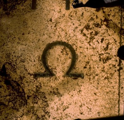 オーガスタス日時計のオメガマーク（写真 作： Unbekannt