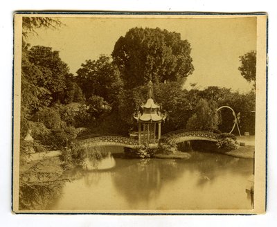 フランス、オルレアン、ロワレ県（45）、サントル、オルレアン公園のパビリオンと中国の橋 作： Unbekannter Künstler