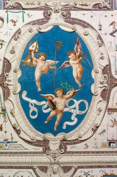 3人のプッティが描かれた楕円形（1560年）、グロテスクの間の天井の細部、デラ・マンタ城、マンタ（クーネオ）、ピエモンテ、イタリア 作： William M. Timlin